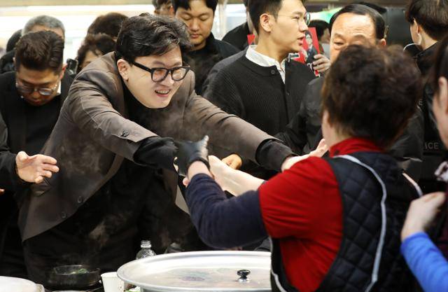 한동훈 전 국민의힘 대표가 7일 부산 북구 구포시장을 찾아 상인들과 인사를 나누고 있다. 뉴스1