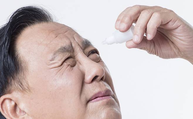 최근 ‘노안 점안제’의 국내 도입 전망에 관심이 커지고 있다./사진=클립아트코리아