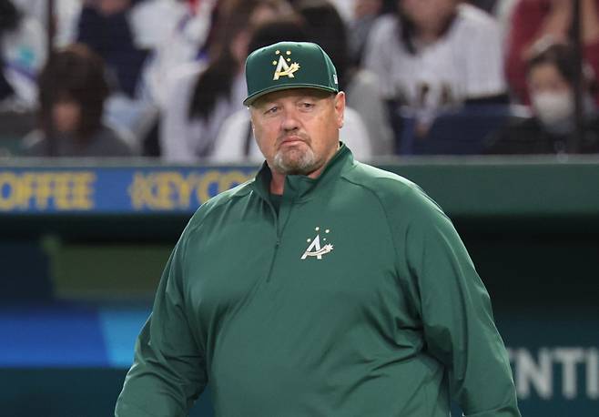 <yonhap photo-5936="">9일 일본 도쿄돔에서 열린 2026 월드베이스볼클래식(WBC) C조 조별리그 최종전 대한민국과 호주의 경기에 앞서 한국 류지현 감독과 라인업 교환을 위해 호주 데이브 닐슨 감독이 이동하고 있다. <저작권자 ⓒ 1980~2026 ㈜연합뉴스. 무단 전재 재배포 금지, AI 학습 및 활용 금지></yonhap>