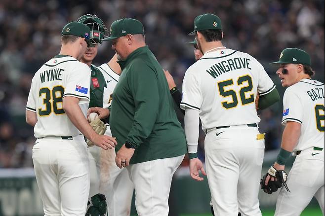 닐슨 감독이 9일 한국전 2회 마운드에 올라 투수를 교체하고 있다. (AP Photo/Eugene Hoshiko)/2026-03-09 19:51:12/ <저작권자 ⓒ 1980~2026 ㈜연합뉴스. 무단 전재 재배포 금지, AI 학습 및 활용 금지>