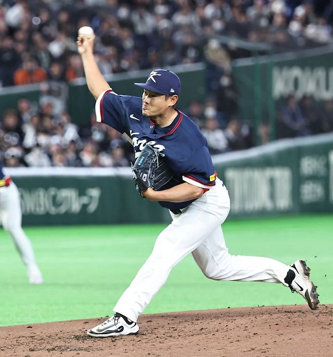 <yonhap photo-6611="">9일 일본 도쿄돔에서 열린 2026 WBC 조별리그 C조 4차전 대한민국과 호주의 경기. 3회말 한국 노경은이 역투하고 있다. 2026.3.9 [연합뉴스]</yonhap>