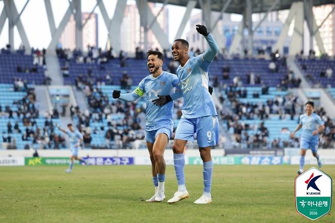 대구 세징야(왼쪽)와 에드가가 지난 7일 전남과의 K리그2 2라운드서 득점을 합작한 뒤 환호하고 있다. 사진=프로축구연맹