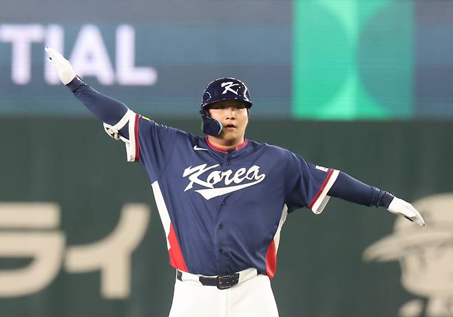 <yonhap photo-6652="">9일 일본 도쿄돔에서 열린 2026 월드베이스볼클래식(WBC) C조 조별리그 최종전 대한민국과 호주의 경기. 3회초 1사 2루 한국 문보경이 1타점 2루타를 친 뒤 기뻐하고 있다. <저작권자 ⓒ 1980~2026 ㈜연합뉴스. 무단 전재 재배포 금지, AI 학습 및 활용 금지></yonhap>