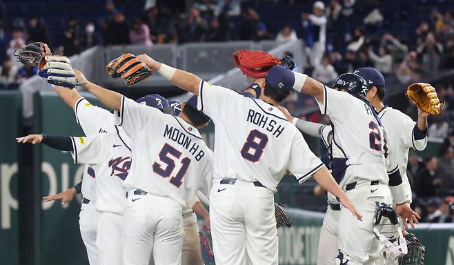 <yonhap photo-7582="">5일 일본 도쿄돔에서 열린 2026 월드베이스볼클래식(WBC) 조별리그 C조 1차전 한국과 체코의 경기에서 11-4로 승리한 한국 선수들이 전세기 세리머니와 함께 기뻐하고 있다. [사진=연합뉴스]</yonhap>