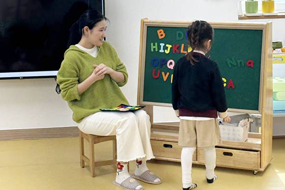 9일 화원읍 도담소리숲유치원 어린이들이 원어민 교사와 함께 알파벳 수업을 듣고 있다 [사진=달성군]