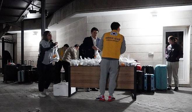 이란에 체류 중이던 우리 국민 23명이 주이란대사관과 현지에 급파되어 있던 외교부 신속대응팀(단장 : 임상우 재외국민보호 및 영사 담당 정부대표)의 지원으로 3일 오후 (한국 시간) 투르크메니스탄으로 무사히 대피했다. 뉴스1