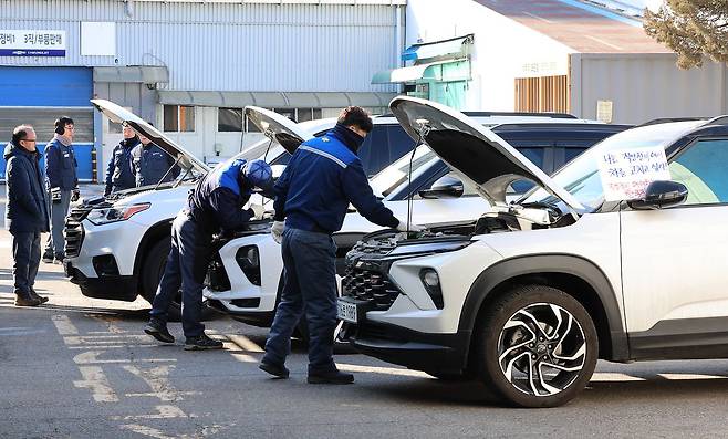 지난1월 28일 인천 부평구 인천 쉐보레 직영 정비사업소에서 전국금속노조 한국GM지부 정비부품 지회 조합원들이 쉐보레 차주들의 차량을 무상 점검하고 있다. 이날 조합원들은 한국GM의 전국 9곳 직영 정비사업소 폐쇄 방침으로 지난 1일부터 서비스 접수가 중단되자 직영 정비사업소 폐쇄에 반발, 쉐보레 차주들의 차량을 무상점검 했다. 연합뉴스