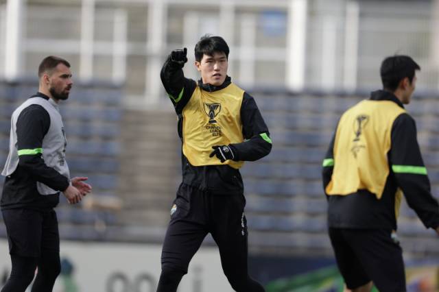 ▲ 강원FC 박호영이 FC 마치다 젤비아와 2025-2026 AFC 챔피언스리그 엘리트 16강 2차전을 하루 앞둔 9일 일본 도쿄 마치다 풋볼 스타디움에서 오픈 트레이닝에 임하고 있다.  강원FC 제공