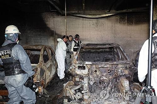 ▲ 2024년 8월 2일 오전 인천 서구 청라 아파트 지하 주차장 화재 현장에서 경찰과 소방 등 관계자들이 합동 감식을 하고 있다. 전날 오전 6시 15분께 아파트 지하 1층에서 벤츠 전기차에 화재가 발생해 8시간 20분 만에 진화됐다. 이 화재로 지하 주차장에 있던 차량 40여대가 불에 탔고, 100여대가 열손 및 그을음 피해를 입었다. [연합뉴스 자료사진]