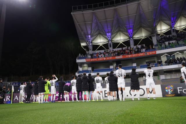 ▲ 강원FC 선수단이 10일 일본 도쿄 마치다 풋볼 스타디움에서 열린 FC 마치다 젤비아와 2025-2026 AFC 챔피언스리그 엘리트 16강 2차전에서 석패한 뒤 팬들의 응원에 감사 인사를 전하고 있다. 강원FC 제공