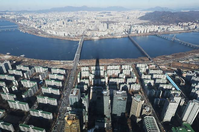 서울 송파구 롯데월드타워 서울스카이에서 아파트 단지가 보이고 있다. 사진=뉴스1
