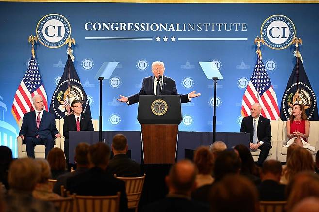 도널드 트럼프 미국 대통령이 9일(현지시간) 미국 플로리다주 도럴의 '트럼프 내셔널 도럴 마이애미'에서 열린 공화당 의원 이슈 컨퍼런스에서 연설하고 있다. /게티이미지, AFP연합뉴스