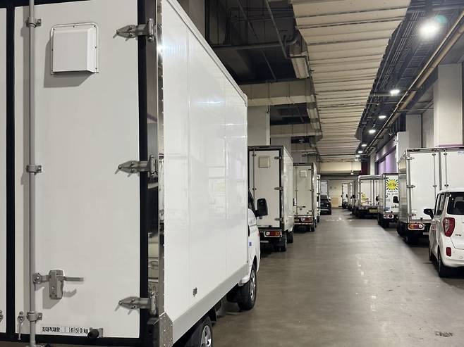 설치를 위해 대기중인 운송차량들 / 사진. ©박준수