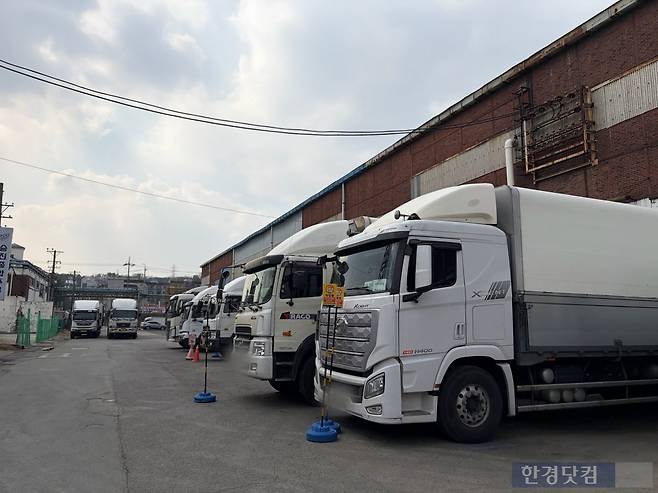 9일 서울 구로구 경인로 인근 물류센터에 화물차들이 주차돼 있다.  /사진=이수 기자