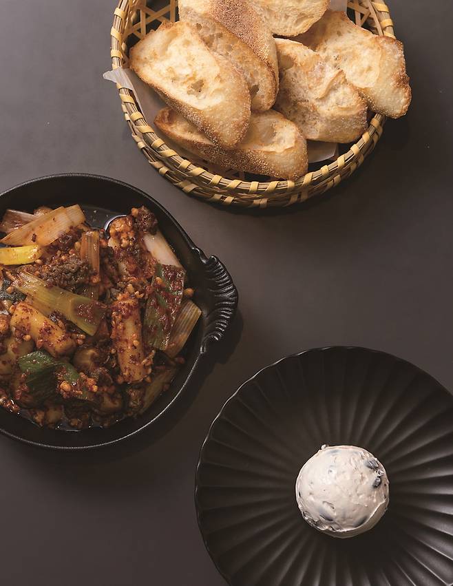 수퍼판에서 가장 인기가 높은 메뉴 두 가지, 기름 떡볶이와 서리태 마스카포네. 기름 떡볶이는 계절에 따라 제철 재료를 활용하는데, 봄에는 건나물을 더한 조랭이떡 떡볶이로 변신할 예정이다