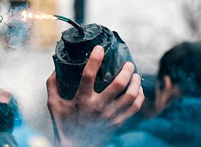 에미르 발라트로 확인된 한 남성이 지난 7일(현지시간) 미국 뉴욕에서 조란 맘다니 시장의 공식 관저 앞에서 집회에서 도널드 트럼프 미국 대통령 지지자들을 향해 수제 폭발물을 던지고 있다. 로이터연합뉴스