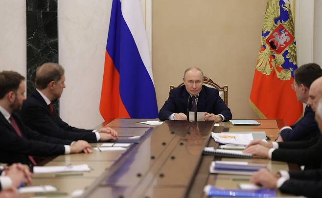 블라미디르 푸틴 러시아 대통령이 9일(현지시간) 글로벌 에너지 시장 상황을 논의하는 회의를 열고 “러시아 에너지 기업들은 항상 안정적인 공급으로 차별화돼 왔다”며 공급 신뢰성을 강조했다. 크렘린궁 홈페이지