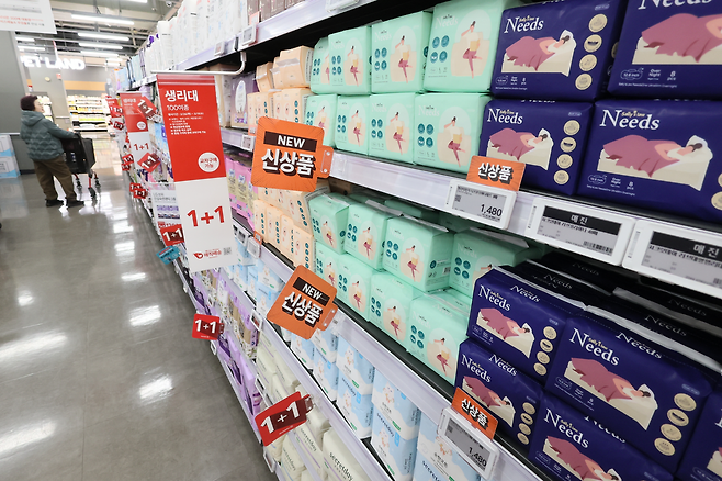이재명 대통령이 지난해 12월 높은 생리대 가격을 지적한 이후, 쿠팡과 다이소가 개당 99~100원 초저가 생리대를 출시했다. 연합뉴스