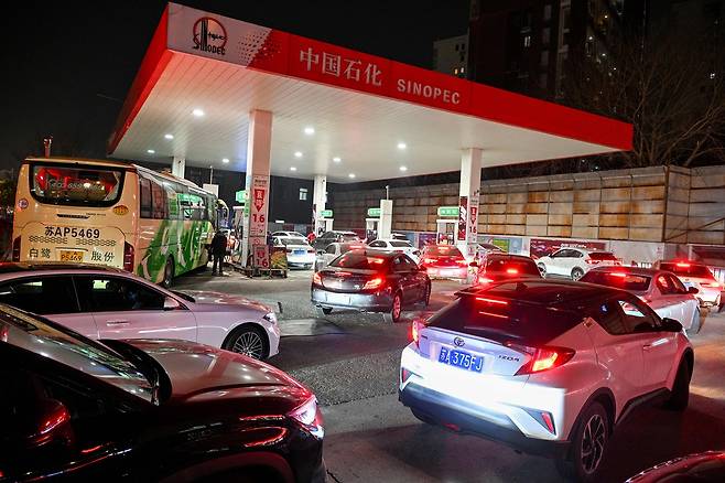 국내 휘발유 가격 인상을 하루 앞둔 9일 밤 중국 장쑤성의 한 주유소에 차량이 몰려들고 있다./AFP연합뉴스