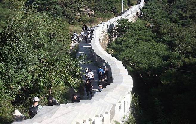 서울시는 인왕산과 북악산 탐방로의 노후화된 시설을 오는 12월까지 새로 정비한다고 22일 밝혔다. 서울시 제공