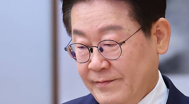 이재명 대통령이 9일 청와대에서 열린 중동상황 관련 비상경제점검회의에 입장하고 있다. 연합뉴스