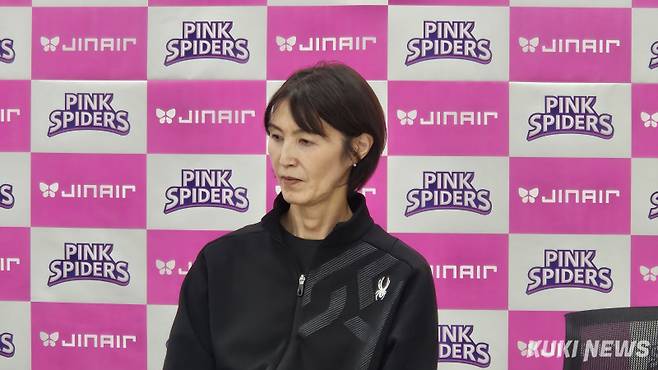 요시하라 토모코 흥국생명 감독이 10일 인천삼산체육관에서 열린 IBK기업은행과의 ‘진에어 2025~2026 V-리그’ 여자부 6라운드 경기가 끝난 뒤 기자회견에 참석하고 있다. 송한석 시자