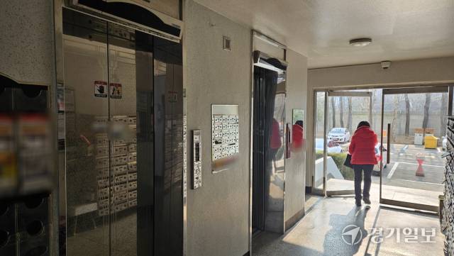 지난 3일 엘리베이터 사고가 난 인천 연수구 한 아파트 엘리베이터 모습. 박기웅기자