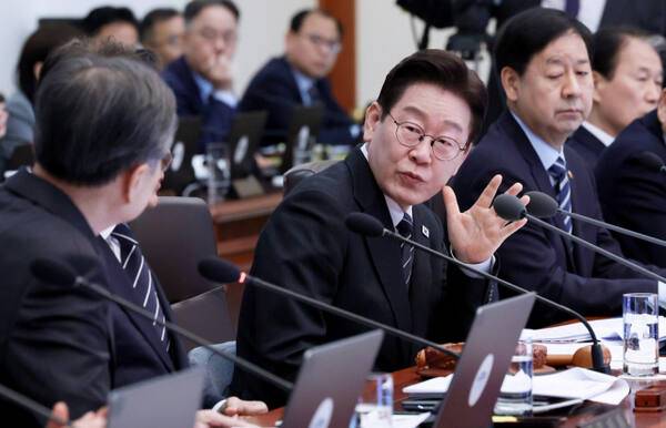 이재명 대통령이 10일 청와대에서 열린 국무회의에서 조현 외교부 장관에게 질문하고 있다. 연합뉴스