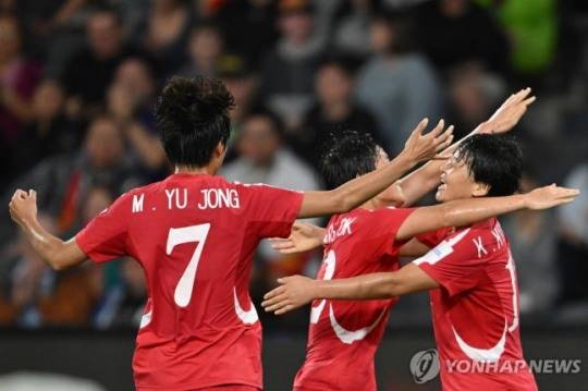 선제골을 넣은 김경영(오른쪽)과 세리머니 하는 북한 선수들. / 사진=연합뉴스