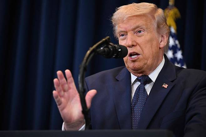 도널드 트럼프 미국 대통령이 9일(현지시간) 미국 플로리다의 트럼프 내셔널 도럴 마이애메이서 열린 기자회견에서 질문에 답하고 있다. [AFP 연합]