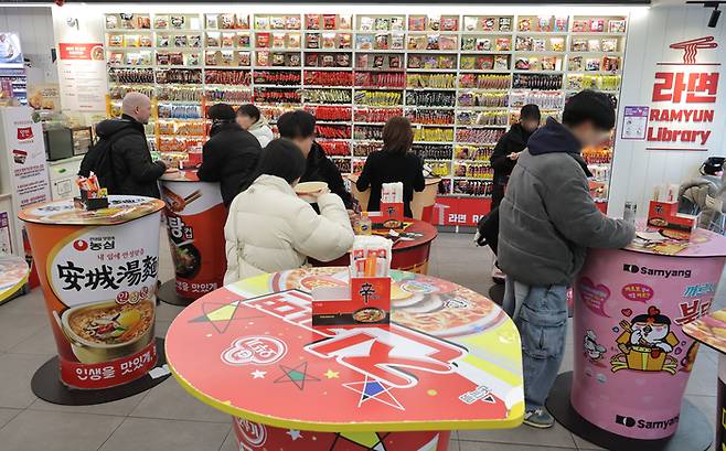 서울 마포구 CU 홍대상상점 라면 라이브러리를 찾은 고객이 라면을 먹고 있다. [연합뉴스]