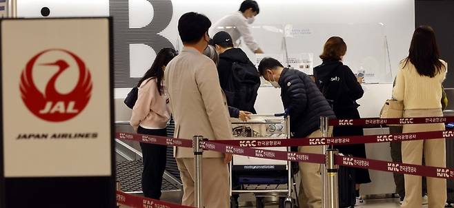 서울 김포국제공항 국제선 출국장에서 여행객들이 일본 오사카행 비행기 탑승 수속을 하고 있다. [김호영 기자]