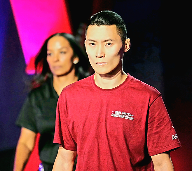 종합격투기 메이저대회 ONE Championship 타이틀 도전자 권원일이 2025년 10월 데이나 화이트 UFC 회장 겸 CEO가 직접 주최하는 오디션 Contender Series 시즌9 10주차 코-메인이벤트 밴텀급 경기를 위해 입장하고 있다. 사진=TKO