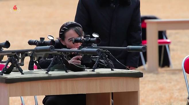[서울=뉴시스] 김정은 북한 국무위원장이 지난 27일 당중앙위원회 본부에서 주요 지도간부들과 군사지휘관들을 만나 신형저격수보총을 선물한 뒤 지도간부들과 사격장에서 저격무기사격도 실시했다고 북한 조선중앙TV가 28일 보도했다.   이날 북한은 김여정이 노동당 총무부장이  소총을 조준 사격하는 모습도 공개했다.  (사진=조선중앙TV 캡처) 2026.02.28.  *재판매 및 DB 금지 /사진=김진아