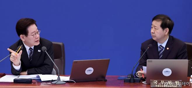 (서울=뉴스1) 이재명 기자 = 이재명 대통령이 10일 청와대에서 열린 국무회의에서 구윤철 부총리 겸 재정경제부 장관에게 질의하고 있다. 2026.3.10/뉴스1 Copyright (C) 뉴스1. All rights reserved. 무단 전재 및 재배포, AI학습 이용 금지. /사진=(서울=뉴스1) 이재명 기자