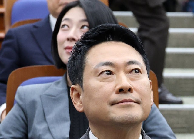 국민의힘 장동혁 대표(앞)와 배현진 의원이 국회에서 열린 의원총회에서 앞뒤로 나란히 앉아 서로 다른 곳을 바라보고 있다. 연합뉴스