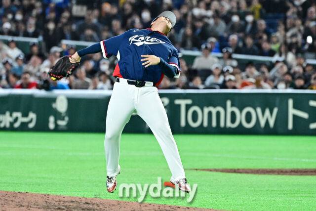 9일 일본 도쿄돔에서 열린 2026 월드 베이스볼 클래식(WBC) 조별리그 한국-호주 경기. 한국이 7-2로 호주에 승리해 8강 진출에 성공했다. 승리 후 글러브를 던지는 문보경./도쿄(일본) = 한혁승 기자