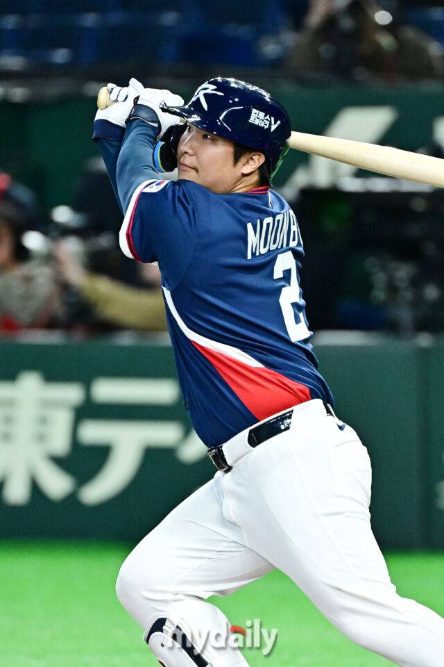 9일 일본 도쿄돔에서 열린 2026 월드 베이스볼 클래식(WBC) 조별리그 한국-호주 경기. 문보경이 4회초 2사 2루에 1타점 적시타를 치고 있다./도쿄(일본) = 한혁승 기자