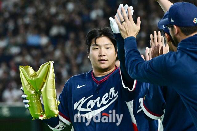 선제 투런포를 작렬하고 동료들과 하이파이브 하는 문보경. /도쿄돔=한혁승 기자