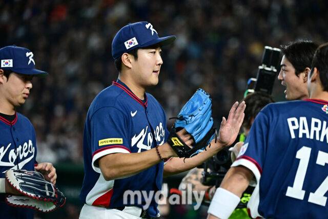 9일 일본 도쿄돔에서 열린 2026 월드 베이스볼 클래식(WBC) 조별리그 한국-호주 경기. 선발 손주영이 1회 무실점 수비를 마치고 더그아웃으로 향하고 있다./도쿄(일본) = 한혁승 기자