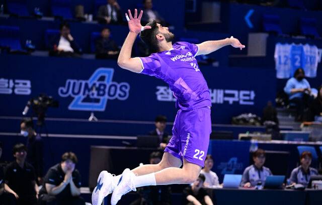 우리카드 알리가 서브를 넣고 있다 / 한국배구연맹(KOVO)