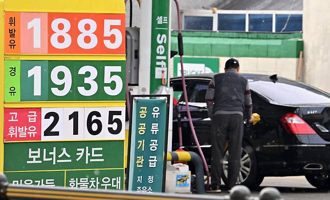 중동 정세 불안으로 국내 석유가격이 가파른 상승세를 보이고 있는 가운데 지난 6일 오전 서울 도심 내 주유소에서 한 시민이 주유를 하고 있다. 임세준 기자