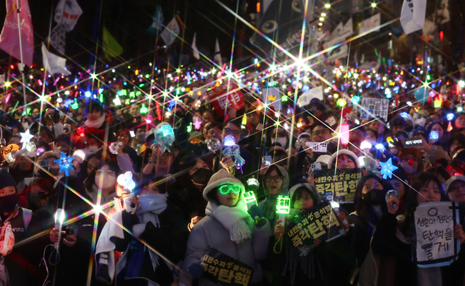 2024년 12월 14일 탄핵안 가결에 환호하는 시민들[연합]