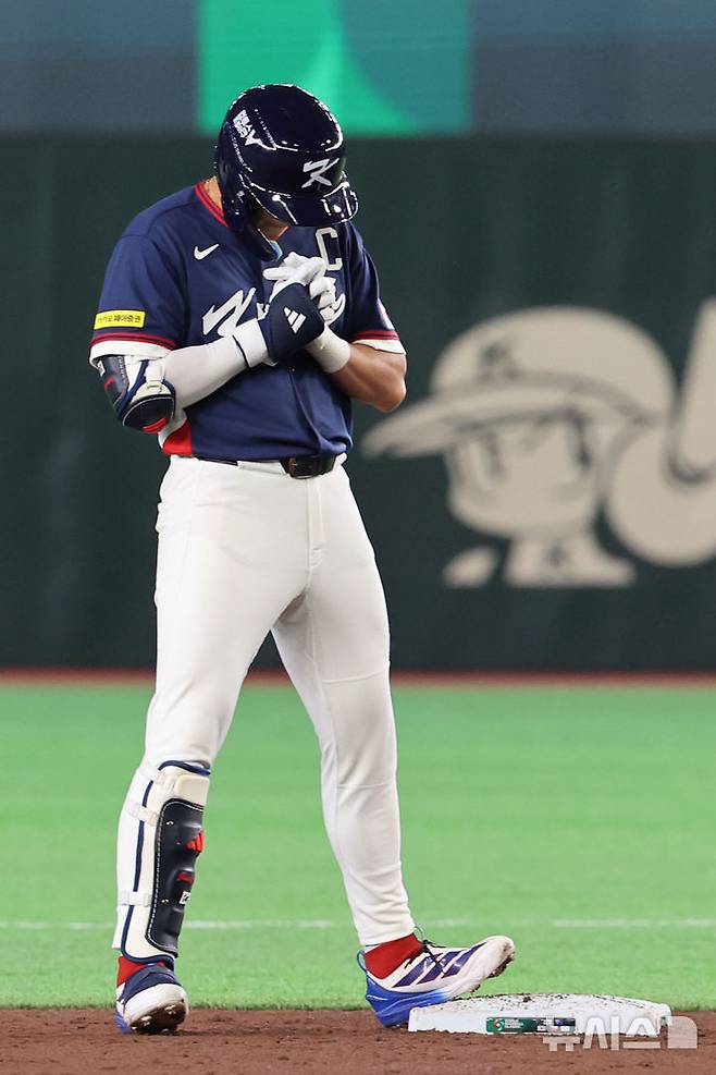 [도쿄=뉴시스] 권창회 기자 = 9일 일본 도쿄돔에서 열린 2026 WBC 조별리그 C조 4차전 한국과 호주의 경기, 3회초 무사 2루 한국 이정후가 1타점 2루타를 친 뒤 기도하고 있다. 2026.03.09. kch0523@newsis.com