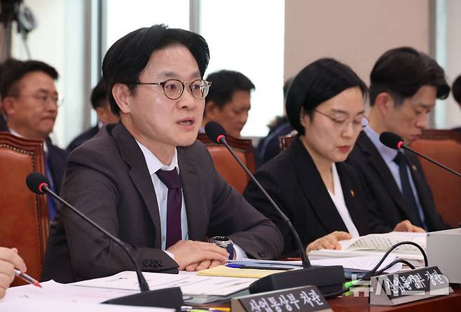 [서울=뉴시스] 김금보 기자 = 김정관 산업통상부 장관이 전날 오전 서울 여의도 국회에서 열린 산업통상자원중소벤처기업위원회 전체회의에서 의원 질의에 답변을 하고 있다. 2026.03.09. kgb@newsis.com