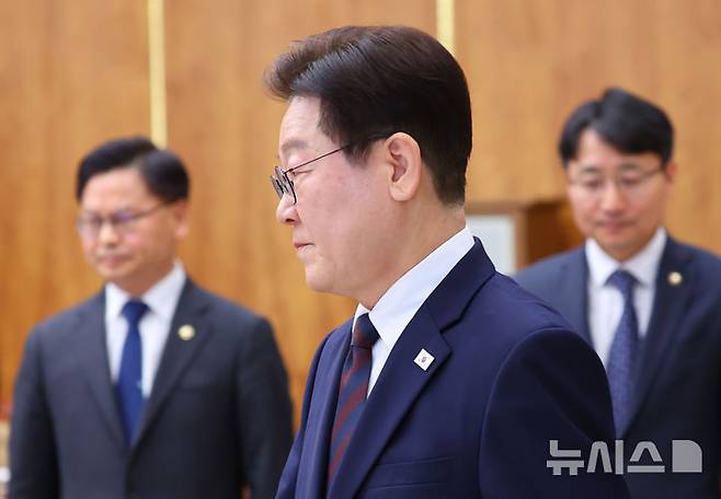 [서울=뉴시스] 고범준 기자 = 이재명 대통령이 전날 청와대에서 열린 중동 상황 관련 비상경제점검회의에 입장하고 있다. 2026.03.09. bjko@newsis.com