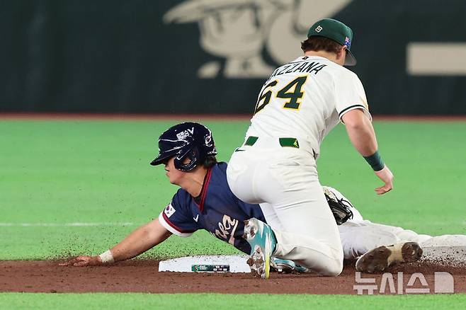 [도쿄=뉴시스] 권창회 기자 = 9일 일본 도쿄돔에서 열린 2026 WBC 조별리그 C조 4차전 한국과 호주의 경기, 2회초 1사 주자 1루 한국 1루주자 노시환이 도루에 성공하고 있다. 2026.03.09. kch0523@newsis.com
