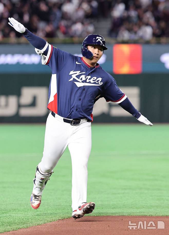 [도쿄=뉴시스] 권창회 기자 = 9일 일본 도쿄돔에서 열린 2026 WBC 조별리그 C조 4차전 한국과 호주의 경기, 2회초 무사 주자 1루 한국 문보경이 2점 홈런을 친 뒤 그라운드를 돌고 있다. 2026.03.09. kch0523@newsis.com