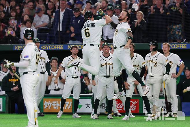 [도쿄=뉴시스] 권창회 기자 = 9일 일본 도쿄돔에서 열린 2026 WBC 조별리그 C조 4차전 한국과 호주의 경기, 5회말 호주 선두타자 그렌디닝이 홈런을 친 뒤 세리머니 하고 있다. 2026.03.09. kch0523@newsis.com