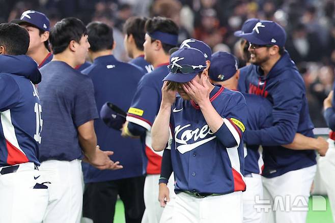 [도쿄=뉴시스] 권창회 기자 = 9일 일본 도쿄돔에서 열린 2026 WBC 조별리그 C조 4차전 한국과 호주의 경기, 7-2로 승리해 WBC 본선에 진출한 한국 대표팀 류지현 감독이 눈물을 닦고 있다. 2026.03.09. kch0523@newsis.com